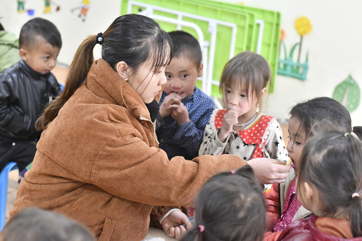 Giáo viên mầm non Lầu Thị Mai cùng các em học sinh ở điểm trường Sà Lủng, Trường Mầm non Pả Vi. (Ảnh: Mai Huệ). Giáo viên mầm non Lầu Thị Mai cùng các em học sinh ở điểm trường Sà Lủng, Trường Mầm non Pả Vi. (Ảnh: Mai Huệ).