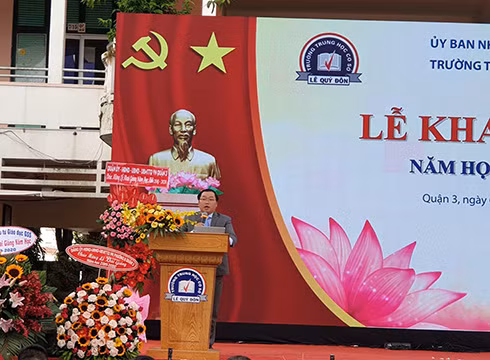 Tiến sĩ Phạm Đăng Khoa đọc thư chào mừng năm học mới của Tổng Bí thư, Chủ tịch nước (ảnh: P.L) Tiến sĩ Phạm Đăng Khoa đọc thư chào mừng năm học mới của Tổng Bí thư, Chủ tịch nước (ảnh: P.L)