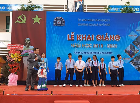Hiệu trưởng, giáo viên và học sinh điều khiển robot thông minh Moza ngay tại lễ khai giảng (ảnh: P.L) Hiệu trưởng, giáo viên và học sinh điều khiển robot thông minh Moza ngay tại lễ khai giảng (ảnh: P.L)
