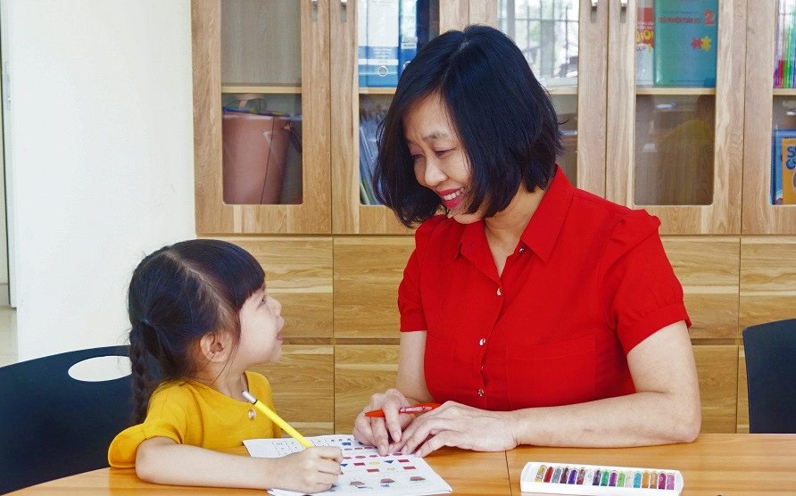 Cô Nguyễn Thị Ngân Hoa – Hiệu trưởng Trường Tiểu học và Trung học cơ sở Victoria Thăng Long (Hà Nội) đang hướng dẫn học sinh (Ảnh nhà trường cung cấp) Cô Nguyễn Thị Ngân Hoa – Hiệu trưởng Trường Tiểu học và Trung học cơ sở Victoria Thăng Long (Hà Nội) đang hướng dẫn học sinh (Ảnh nhà trường cung cấp)
