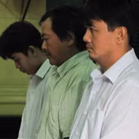 Các bị cáo đứng nghe Tòa tuyên án Các bị cáo đứng nghe Tòa tuyên án