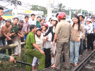 Chuyện chưa kể trong vụ giải cứu con tin “độc nhất vô nhị” Hà thành ảnh 4 Một người đàn ông bị tàu hoả cán đứt cổ