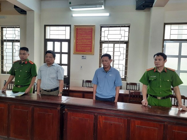 Bị can Ngô Xuân Khải (thứ 2 từ trái sang) và Nguyễn Đức Trường tại cơ quan Công an (Ảnh: CTV)