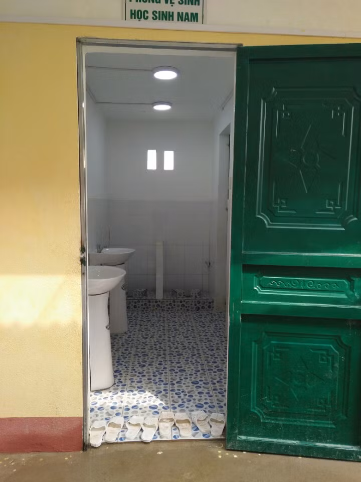 Nhà vệ sinh cho đồng bào các con em dân tộc được thực hiện theo phương châm xanh, sạch, đẹp. (Trường Lũng Cú) Nhà vệ sinh cho đồng bào các con em dân tộc được thực hiện theo phương châm xanh, sạch, đẹp. (Trường Lũng Cú)
