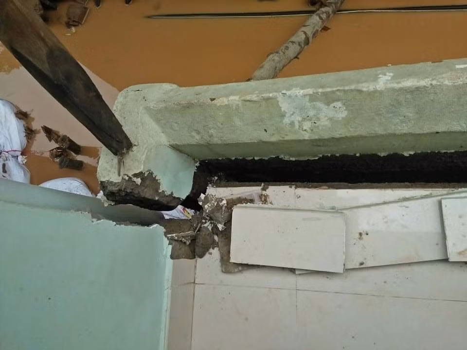 Sau trận mưa lũ vừa qua, các dãy nhà của trường cũng bị hư hỏng, xuống cấp nghiêm trọng. Ảnh: CTV Sau trận mưa lũ vừa qua, các dãy nhà của trường cũng bị hư hỏng, xuống cấp nghiêm trọng. Ảnh: CTV