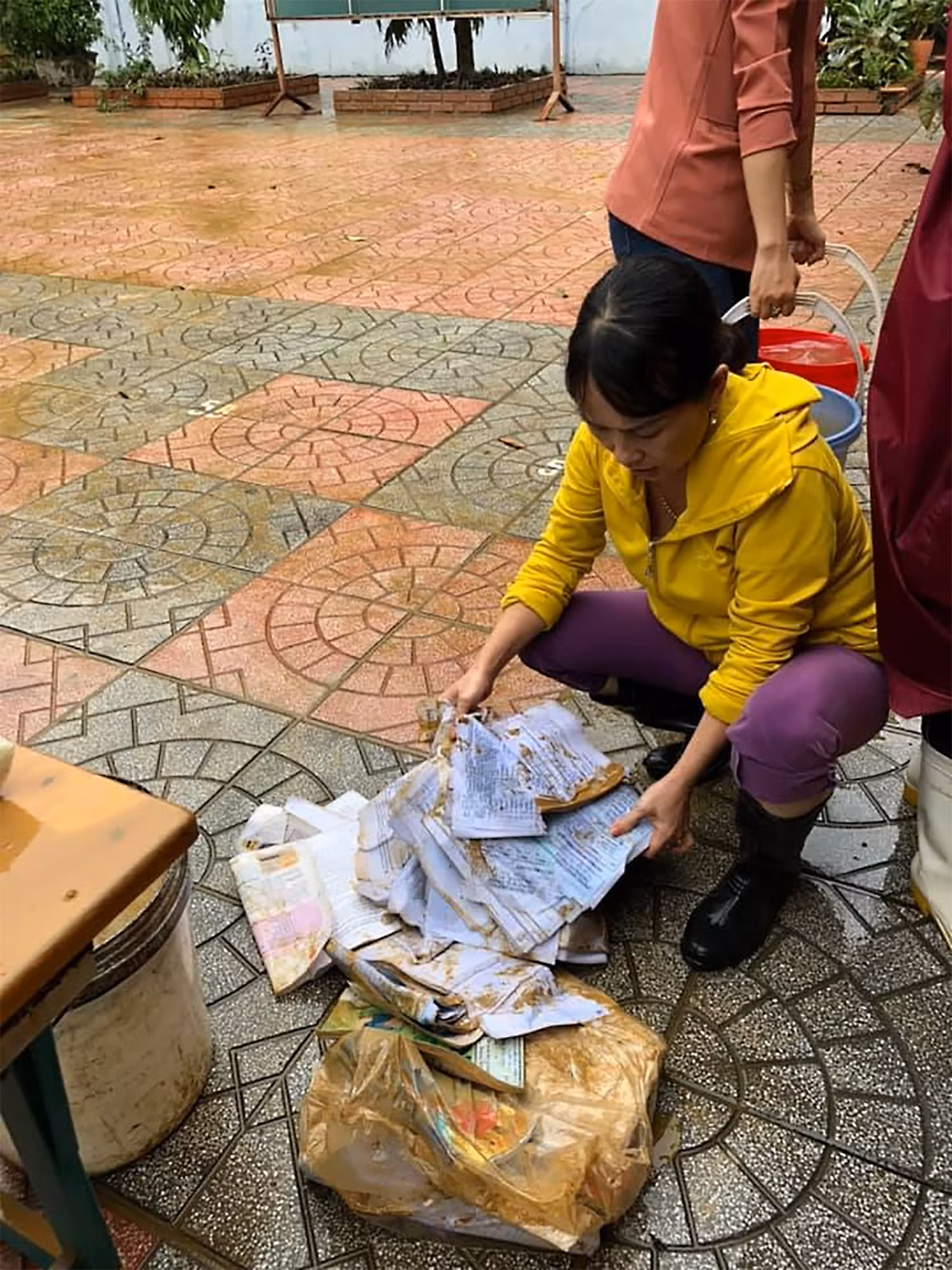 Hầu hết sách vở học sinh đều bị ướt và cuốn trôi sau lũ. Trong ảnh, giáo viên Trường Tiểu học Vĩnh Lâm (huyện Vĩnh Linh) tích cực dọn dẹp, vệ sinh lại trường để đón học sinh. Ảnh: CTV Hầu hết sách vở học sinh đều bị ướt và cuốn trôi sau lũ. Trong ảnh, giáo viên Trường Tiểu học Vĩnh Lâm (huyện Vĩnh Linh) tích cực dọn dẹp, vệ sinh lại trường để đón học sinh. Ảnh: CTV