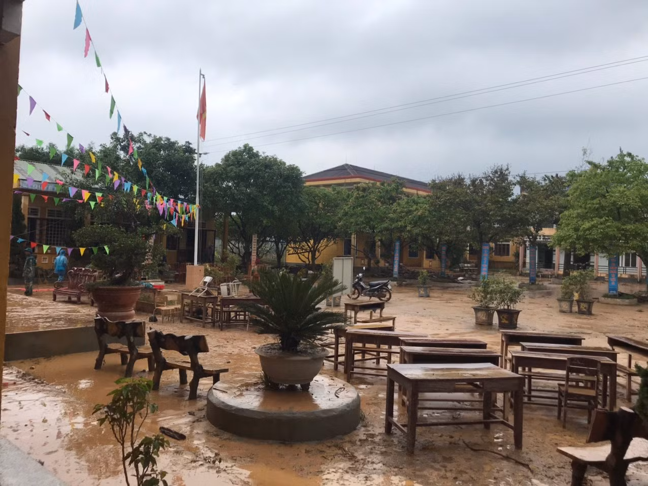 Trường Tiểu học và Trung học cơ sở Ba Lòng bị ảnh hưởng nặng nề sau nhiều trận lũ liên tiếp. Ảnh: CTV Trường Tiểu học và Trung học cơ sở Ba Lòng bị ảnh hưởng nặng nề sau nhiều trận lũ liên tiếp. Ảnh: CTV