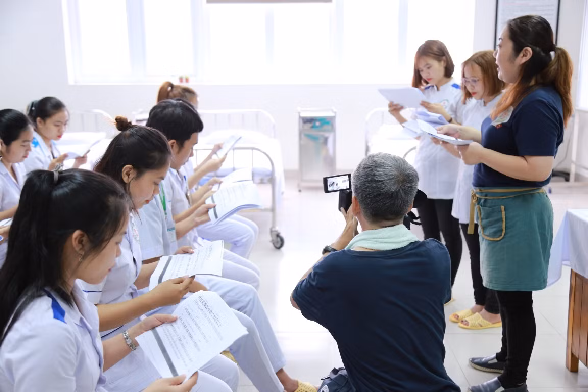 Sinh viên ngành điều dưỡng (Đại học Đông Á) được đào tạo khá bài bản. Ảnh: AN