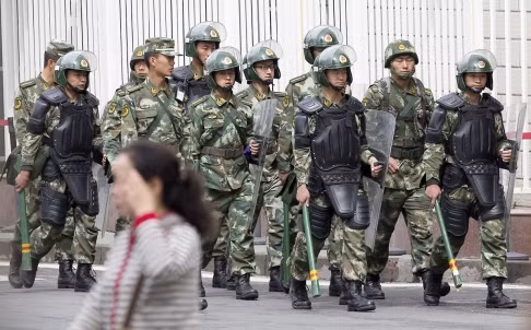 Cảnh sát vũ trang Trung Quốc tuần tra đường phố Tân Cương. Ảnh: SCMP. Cảnh sát vũ trang Trung Quốc tuần tra đường phố Tân Cương. Ảnh: SCMP.