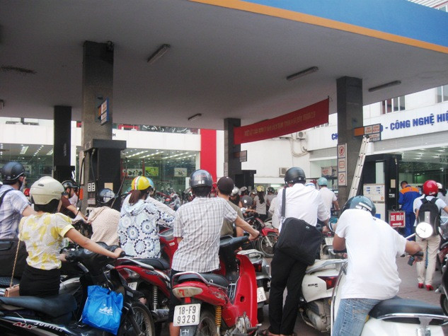 Trước thông tin giá xăng tăng thêm 650 đồng/lít vào 18h30 chiều nay, nhiều cây xăng ở Hà Nội đã xảy ra hiện tượng nhiều ách tắc do lượng người đến mua xăng tăng đột biến. Trước thông tin giá xăng tăng thêm 650 đồng/lít vào 18h30 chiều nay, nhiều cây xăng ở Hà Nội đã xảy ra hiện tượng nhiều ách tắc do lượng người đến mua xăng tăng đột biến.