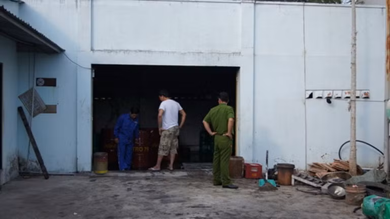Kho chứa xăng sau khi phát nổ