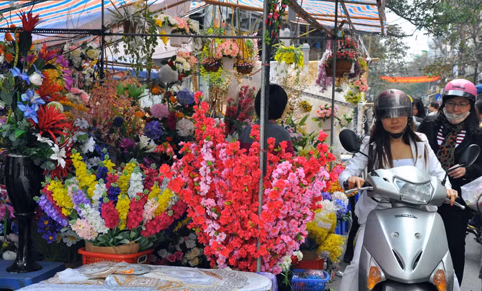 Thật khó để tìm thấy một gian hàng hoa tươi (hoa thật) tại chợ hoa truyền thống