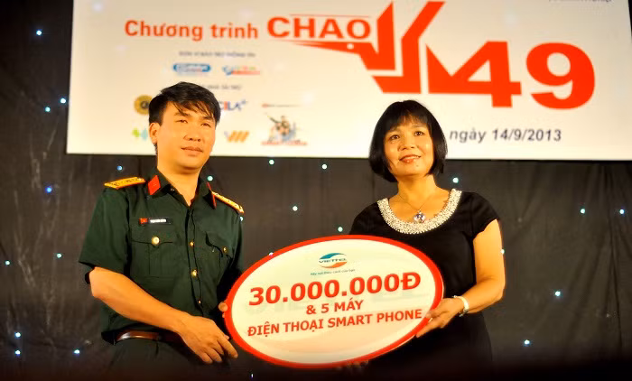 Trong đêm hội nhiều suất học bổng đã được trao cho các bạn sinh viên nghèo và những thủ khoa từ 8 đơn vị tài trợ.
