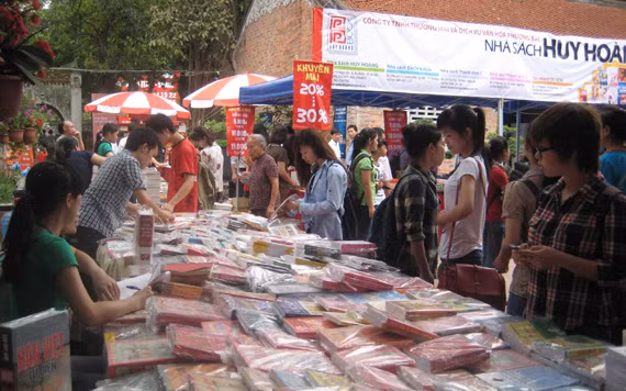 Nhiều loại sách dành cho các em thanh thiêu niên