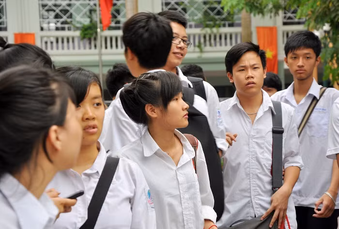 Nhiều cảm xúc trái chiều nhau của thí sinh khi kết thúc môn thi ngữ văn
