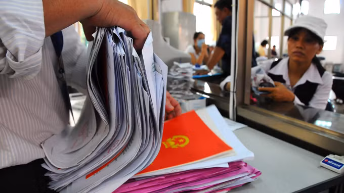 Thông tư mới quy định ghi tên các thành viên trong gia đình vào sổ đỏ không rõ ràng khiến người dân khó hiểu và cho rằng ngành tài nguyên đang tạo thêm thủ tục hành chính gây phiền hà cho người dân. Ảnh: V.Q Thông tư mới quy định ghi tên các thành viên trong gia đình vào sổ đỏ không rõ ràng khiến người dân khó hiểu và cho rằng ngành tài nguyên đang tạo thêm thủ tục hành chính gây phiền hà cho người dân. Ảnh: V.Q