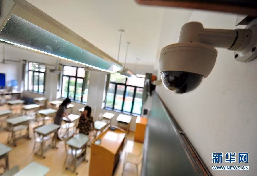 Camera gắn tại các phòng thi, một kỳ thi không chỉ căng thẳng, mệt mỏi đối với thí sinh và phụ huynh mà còn tiêu tốn khá nhiều tiền của