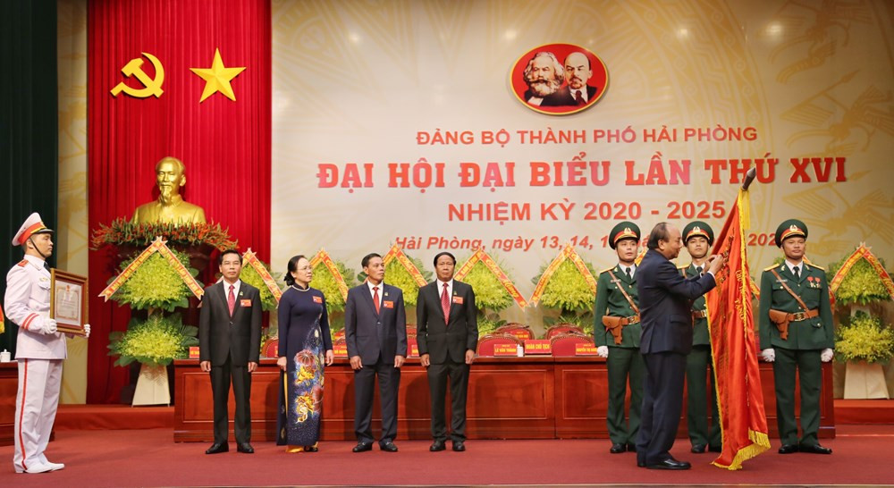 Thủ tướng Chính phủ Nguyễn Xuân Phúc trao Huân chương Hồ Chí Minh cho Đảng bộ, chính quyền, quân và dân thành phố Hải Phòng. (Ảnh: CTV)