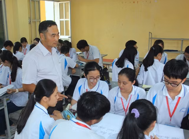Mỗi tiết học, thầy Sơn luôn cố gắng lồng ghép những tình huống sát thực tế để các em vận dụng vào cuộc sống, khiến bài học không còn khô khan và nặng nề về lý thuyết. (Ảnh: Hà Phương)