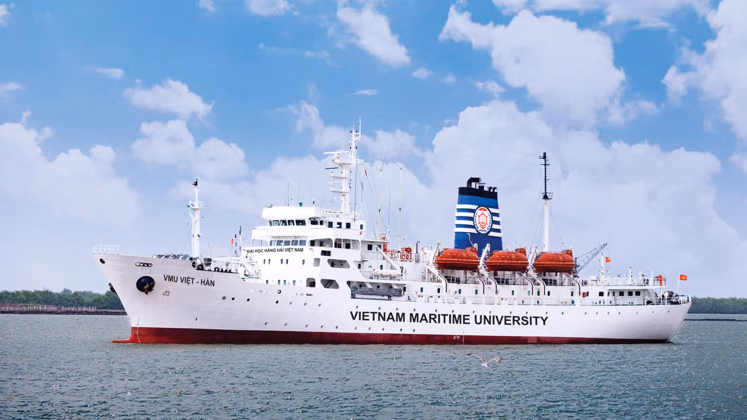 Tàu huấn luyện VMU Việt – Hàn với khả năng tiếp nhận lên đến 202 giảng viên và sinh viên (Ảnh: Trung Kiên) Tàu huấn luyện VMU Việt – Hàn với khả năng tiếp nhận lên đến 202 giảng viên và sinh viên (Ảnh: Trung Kiên)