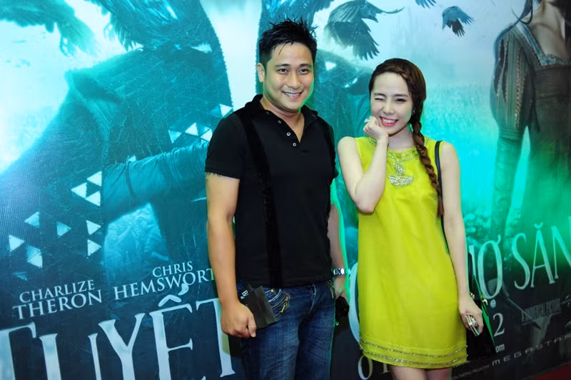 Gặp nhau tại một sự kiện ra mắt bộ phim Snow White & The Huntsman – Nàng Bạch Tuyết Và Gã Thợ Săn ở Hà Nội tối 29/5, Minh Tiệp tỏ ra giữ khoảng cách với Quỳnh Nga, dù trước đó, cả hai từng là tình nhân trong phim 'Lập trình cho trái tim'. Gặp nhau tại một sự kiện ra mắt bộ phim Snow White & The Huntsman – Nàng Bạch Tuyết Và Gã Thợ Săn ở Hà Nội tối 29/5, Minh Tiệp tỏ ra giữ khoảng cách với Quỳnh Nga, dù trước đó, cả hai từng là tình nhân trong phim 'Lập trình cho trái tim'.