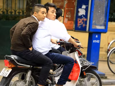Mặc dù đã được tuyên truyển tới nhà trường và các hộ gia đình về việc sẽ xử phạt với mức cao nhất với các trường hợp học sinh đi xe gắn máy nhưng tình trạng này vẫn tiếp tục diễn ra ngay ở giữa Thủ đô hàng ngày.