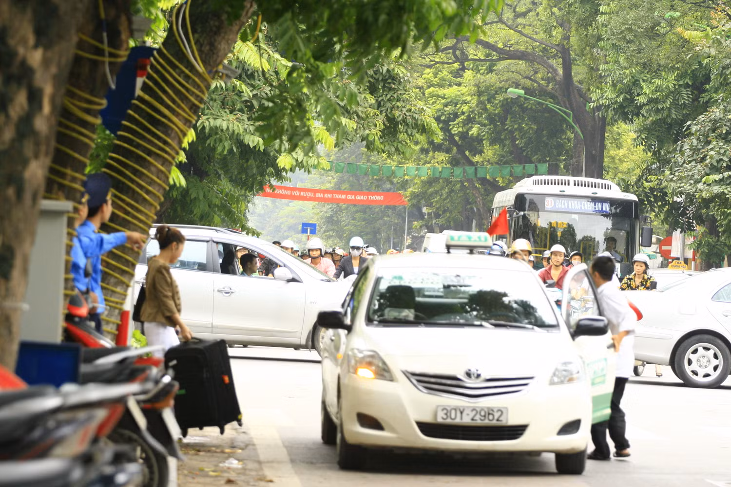 Nhiều cậu ấm, cô chiêu lại chọn taxi để đi lại