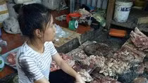 Khởi tố vụ án, bắt khẩn cấp đối tượng hắt dầu luyn vào thịt lợn ảnh 1 Khởi tố vụ án, bắt khẩn cấp đối tượng hắt dầu luyn vào thịt lợn ảnh 1