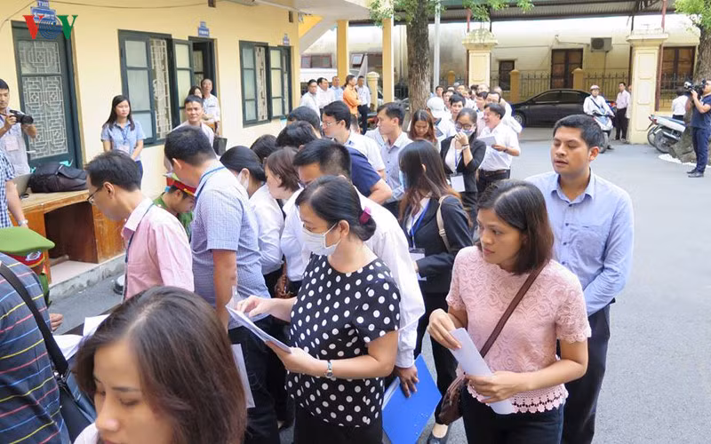 Các đương sự xếp hàng dài làm thủ tục để được tham dự phiên tòa (ảnh vov.vn). Các đương sự xếp hàng dài làm thủ tục để được tham dự phiên tòa (ảnh vov.vn).