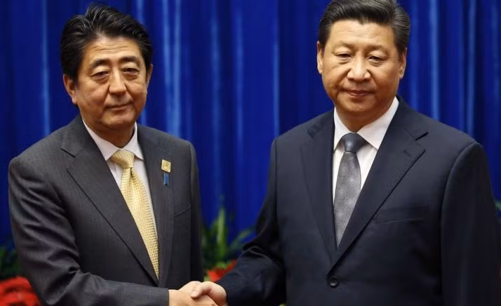 Thủ tướng Nhật Bản Shinzo Abe gặp ông Tập Cận Bình, Chủ tịch Trung Quốc bên lề hội nghị thượng đỉnh APEC tại Bắc Kinh tháng 11/2014. Thủ tướng Nhật Bản Shinzo Abe gặp ông Tập Cận Bình, Chủ tịch Trung Quốc bên lề hội nghị thượng đỉnh APEC tại Bắc Kinh tháng 11/2014.