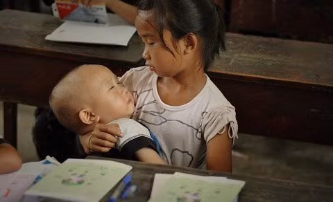 Rớt nước mắt bé gái mang em đến trường