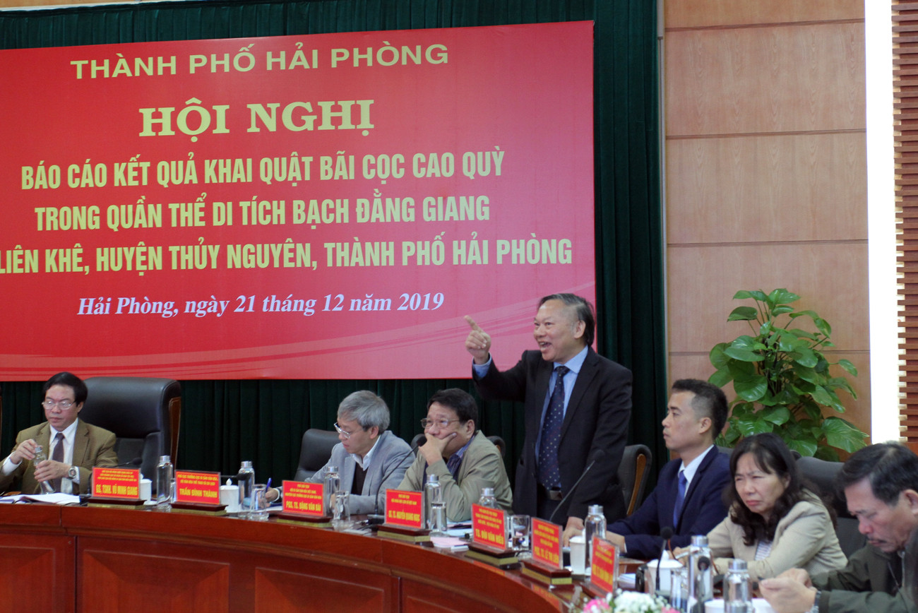 Các nhà khoa học, nhà khảo cổ đóng góp nhiều ý kiến quan trọng trong việc phát hiện bãi cọc gỗ cổ Bạch Đằng (Ảnh: Lã Tiến)