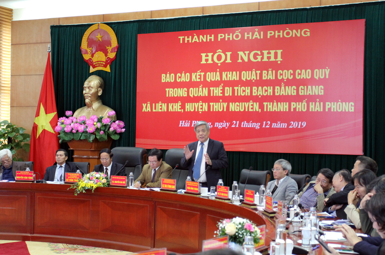 Giáo sư Vũ Minh Giang, Chủ tịch Hội đồng chức danh Giáo sư liên ngành Lịch sử - Khảo cổ - Dân tộc học, Phó chủ tịch Hội đồng Di sản văn hóa quốc gia đánh giá đây là một phát hiện vô cùng quang trọng. (Ảnh: Lã Tiến)
