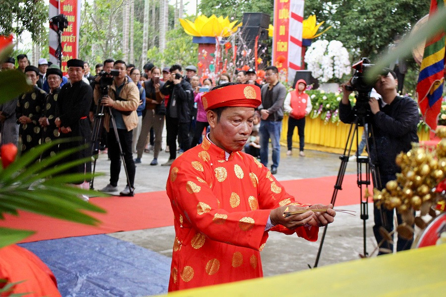 Chủ lễ dâng hương (Ảnh: TQ) Chủ lễ dâng hương (Ảnh: TQ)