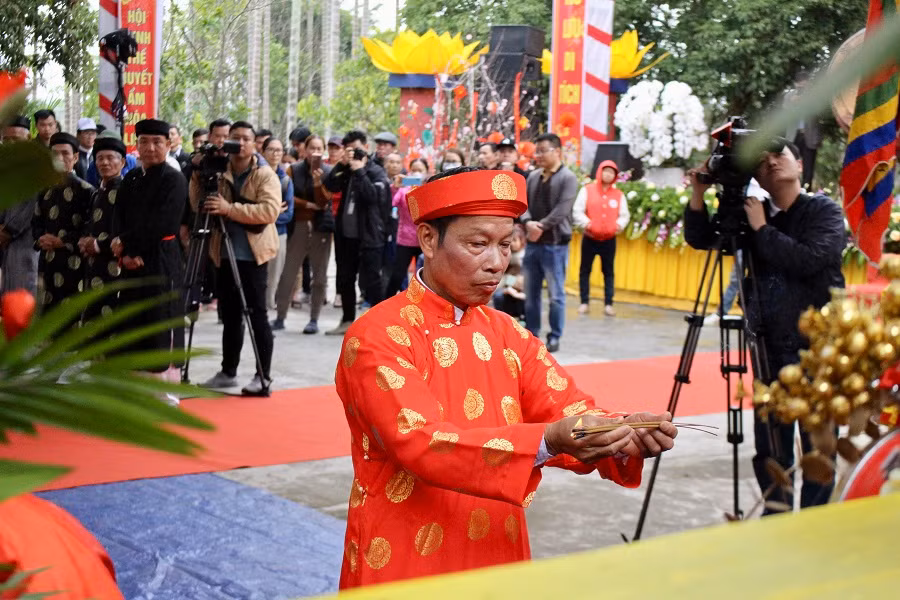 Chủ lễ dâng hương (Ảnh: TQ)