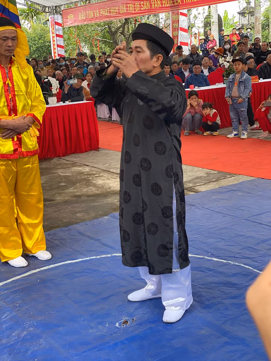 Nghi thức uống "kim kê huyết tửu" thể hiện sự đoàn kết thực hiện đúng lời thề (Ảnh: TQ)