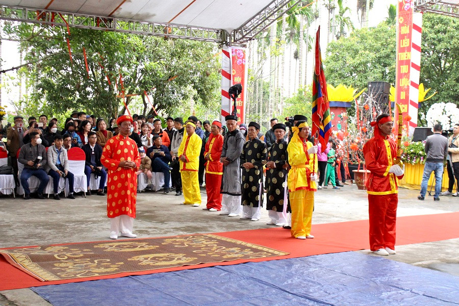 Chủ lễ năm nay là ông Trương Công Lậm - trưởng thôn Hoà Liễu thực hiện các nghi thức trong lễ hội (Ảnh: TQ) Chủ lễ năm nay là ông Trương Công Lậm - trưởng thôn Hoà Liễu thực hiện các nghi thức trong lễ hội (Ảnh: TQ)