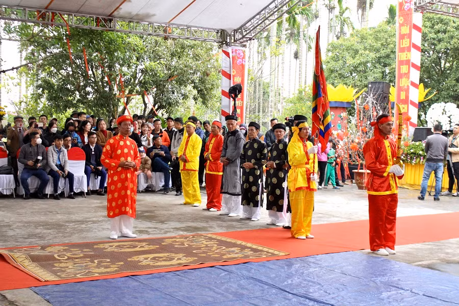 Chủ lễ năm nay là ông Trương Công Lậm - trưởng thôn Hoà Liễu thực hiện các nghi thức trong lễ hội (Ảnh: TQ)
