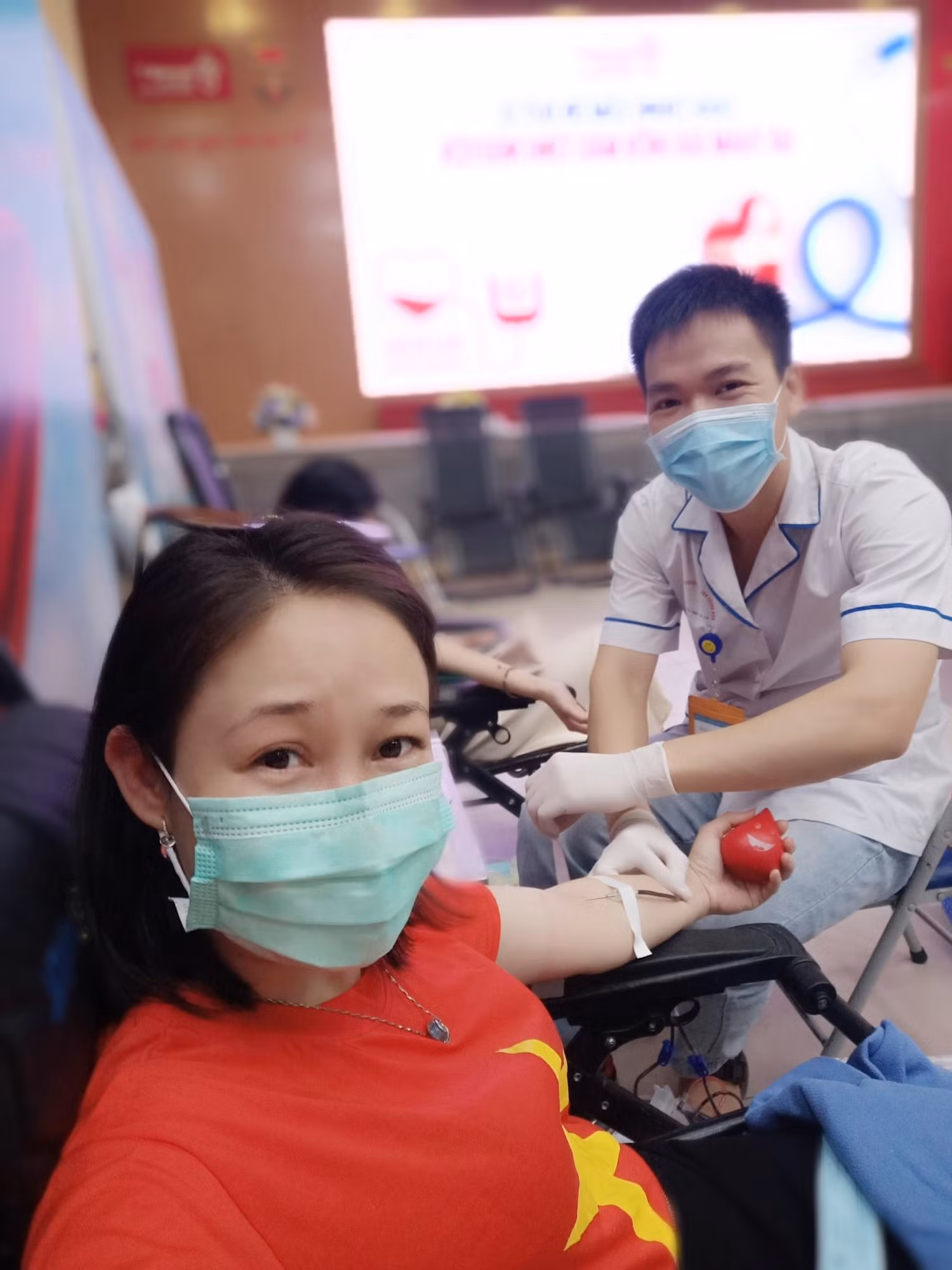 Với cô Trần Thị Nhung, hạnh phúc chính là sẻ chia yêu thương, mang niềm vui đến cho mọi người. (Ảnh: NVCC) Với cô Trần Thị Nhung, hạnh phúc chính là sẻ chia yêu thương, mang niềm vui đến cho mọi người. (Ảnh: NVCC)