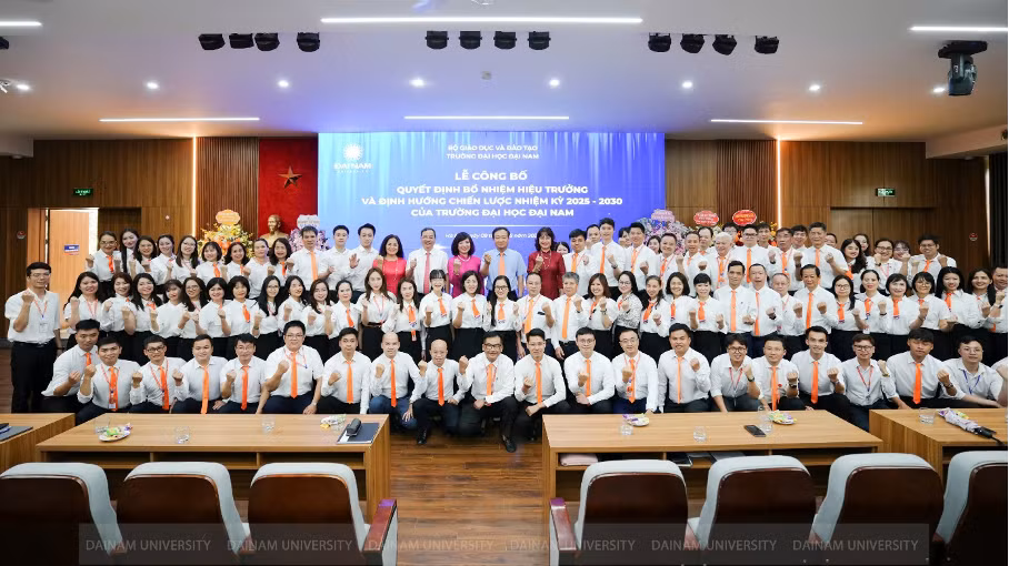 Đại diện tập thể lãnh đạo, cán bộ, giảng viên chúc mừng Tân Hiệu trưởng trong buổi lễ công bố và ra mắt.
