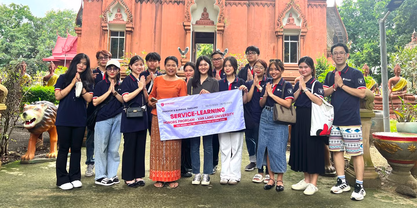 Sinh viên Chương trình đào tạo đặc biệt ngành Thiết kế Đồ hoạ trong hành trình 05 ngày từ Buriram đến Bangkok, tích hợp lý thuyết được đào tạo vào dự án phục vụ cộng đồng. Ảnh: Website nhà trường.