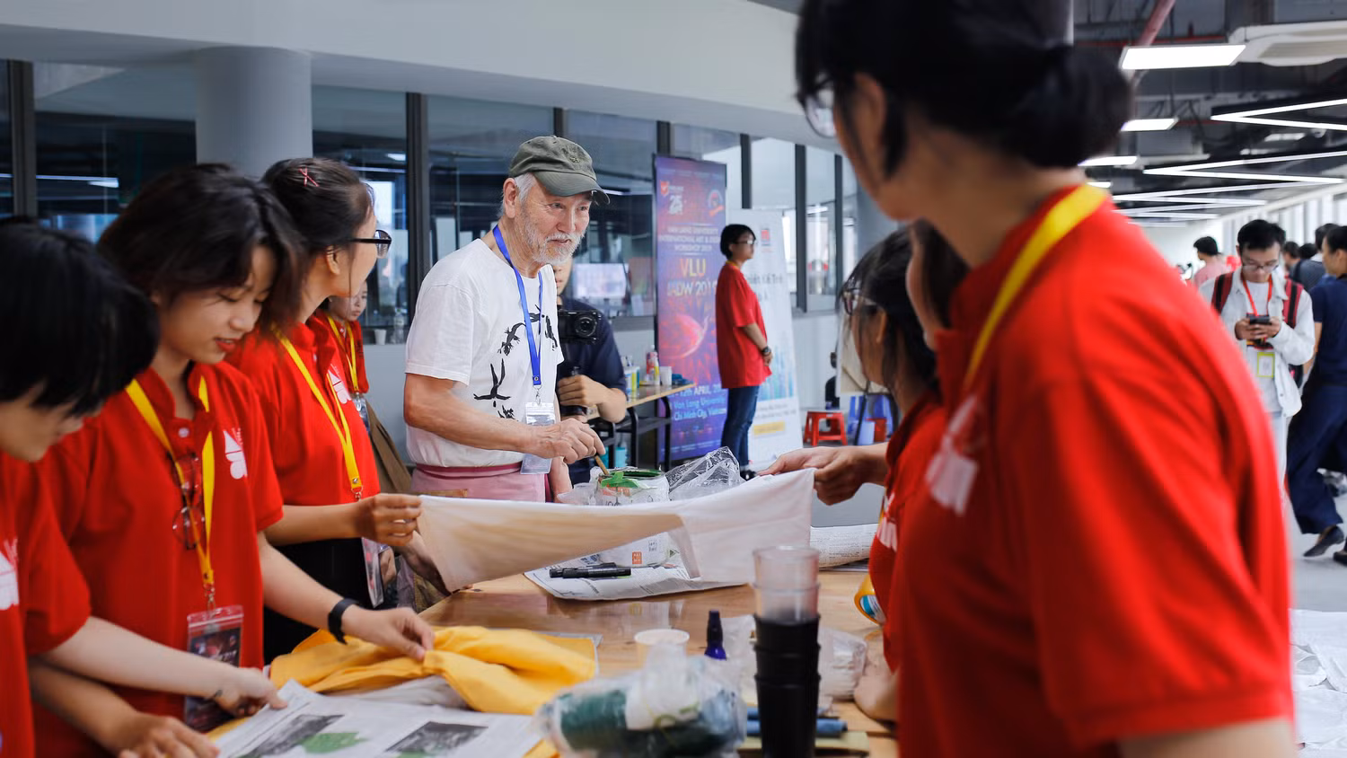 Từ Trại sáng tác đầu tiên năm 2015 đến Trại sáng tác Art for Society năm 2019, thêm rất nhiều hoạ sĩ quốc tế đã đến với Trường Đại học Văn Lang. Ảnh: Website nhà trường