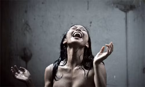 Ngô Thanh Vân tâm sự về cảnh nude tắm mưa trong phim "Ngôi nhà trong hẻm" rằng: Có một điều mà tôi không biết nói sao khi đạo diễn nào mời tôi tham gia phim của họ đều muốn tôi cởi đồ (cười lớn). Cảnh tôi tắm nude dưới mưa ở Ngôi nhà trong hẻm có vẻ là cảnh quay hấp dẫn nhất hay sao mà cả đoàn phim ai cũng háo hức mong chờ đến ngày thực hiện. Khi đạo diễn thông báo, vào ngày này Ngô Thanh Vân nude là mọi người ai cũng dậy rất sớm và đến phim trường đúng giờ. Hôm đó, tôi rất tiếc nuối khi phải công bố với các nhân viên trong đoàn phim rằng, cảnh tôi nude tắm dưới mưa chỉ có một mình tôi và anh quay phim. Ngay cả đạo diễn cũng không được đứng gần bối cảnh quay phim. Tôi còn trêu mọi người: “Ai muốn xem tôi nude tắm mưa thì những người đó cũng phải cởi hết quần áo”. Khi tôi vừa nói xong thì ai cũng chạy hết vì không ai đủ dũng cảm ở lại (cười). (Theo Ngôi Sao) Xem chi tiết bài phỏng vấn