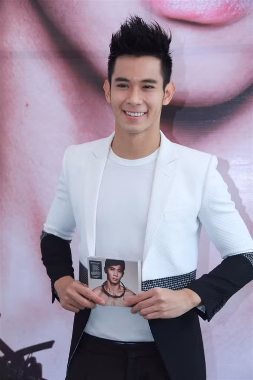 Hồ Vĩnh Khoa lịch lãm trong buổi ra mắt album đầu tay mang tên "Lạc giữa thiên đường" của chính mình (Theo Vsao) Hồ Vĩnh Khoa lịch lãm trong buổi ra mắt album đầu tay mang tên "Lạc giữa thiên đường" của chính mình (Theo Vsao)