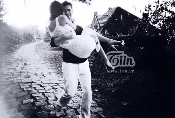 Một trong những cảnh nồng nàn lãng mạn trong MV From the very start chuẩn bị ra mắt nhân dịp Valentine của Hà Anh. Cô tiết lộ: "Trong MV có nhiều cảnh nóng, những bạn còn nhỏ thì không nên xem nó..." (Theo Dân tin) Một trong những cảnh nồng nàn lãng mạn trong MV From the very start chuẩn bị ra mắt nhân dịp Valentine của Hà Anh. Cô tiết lộ: "Trong MV có nhiều cảnh nóng, những bạn còn nhỏ thì không nên xem nó..." (Theo Dân tin)