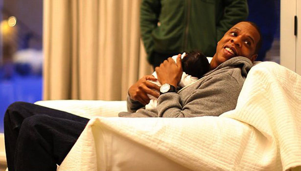 Beyonce chia sẻ các bức ảnh trên trang cá nhân của cô kèm theo thông điệp: "Chúng tôi chào đón bạn đến chia sẻ niềm vui của chúng tôi. Cảm ơn bạn đã tôn trọng sự riêng tư của chúng tôi trong thời gian tuyệt đẹp và ý nghĩa này. Gia đình Carter". Cô đưa ra lí do: "Chúng tôi chỉ đưa một vài hình ảnh đầu tiên của con gái lên trang cá nhân để chia sẻ niềm vui này với người hâm mộ. Chắc chắn họ rất sốt sắng và tò mò, mong ngóng. Chúng tôi tôn trọng họ".