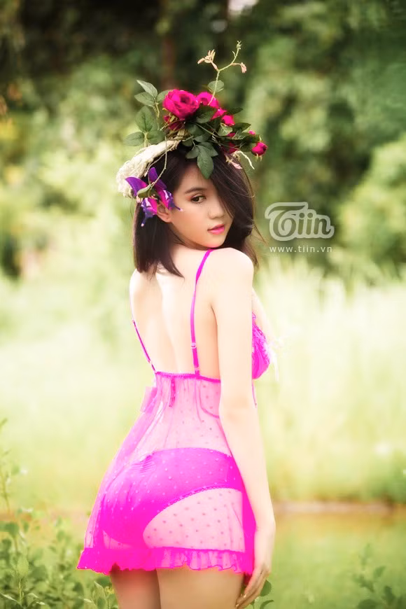 Trong không khí đón lễ tình nhân Valentine, Ngọc Trinh diện bộ đồ màu hồng khoe dáng vô cùng sexy, quyến rũ. Cài trên đầu đóa hoa hồng và chiếc nơ cánh bướm cùng tông màu, hình ảnh Ngọc Trinh gợi đến ngày Valentine đầy ngọt ngào. (Theo Dân tin) >> Xem trọn bộ ảnh Trong không khí đón lễ tình nhân Valentine, Ngọc Trinh diện bộ đồ màu hồng khoe dáng vô cùng sexy, quyến rũ. Cài trên đầu đóa hoa hồng và chiếc nơ cánh bướm cùng tông màu, hình ảnh Ngọc Trinh gợi đến ngày Valentine đầy ngọt ngào. (Theo Dân tin) >> Xem trọn bộ ảnh