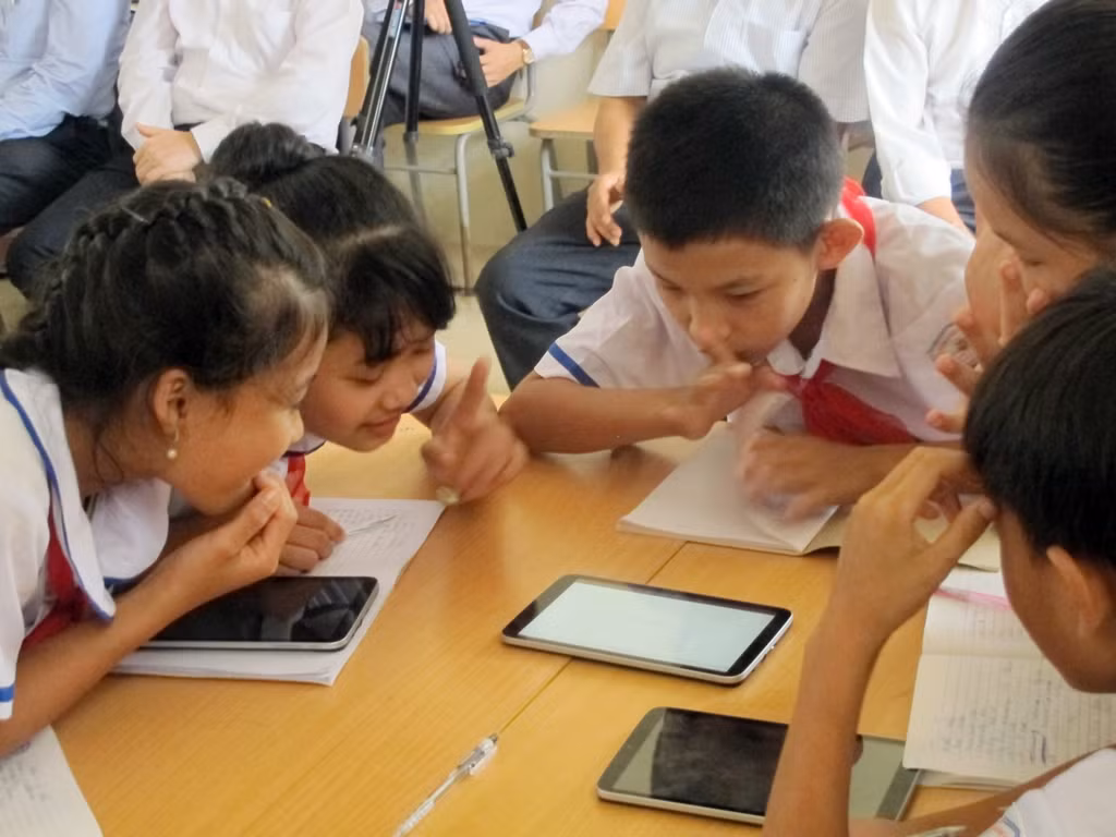 Học sinh hào hứng trao đổi vài tập nhóm với SGK điện tử. Học sinh hào hứng trao đổi vài tập nhóm với SGK điện tử.