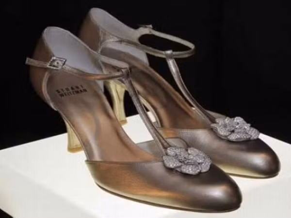 Stuart Weitzman’s Retro Rose Giá: 1 triệu USD Đôi giày khiêu vũ mang phong cách retro cổ điển với 100 carat kim cương hình bông hoa hồng được gắn trên mũi giày. Nhà thiết kế Stuart Weitzman đã kết hợp vàng và 1800 viên kim cương Kwiat để tạo ra một đôi giày hoàn hảo. Được biết, nhà biên kịch Diablo Cody là người mang đôi giày triệu đô này bước lên thảm đỏ của Oscar năm 2008. Stuart Weitzman’s Retro Rose Giá: 1 triệu USD Đôi giày khiêu vũ mang phong cách retro cổ điển với 100 carat kim cương hình bông hoa hồng được gắn trên mũi giày. Nhà thiết kế Stuart Weitzman đã kết hợp vàng và 1800 viên kim cương Kwiat để tạo ra một đôi giày hoàn hảo. Được biết, nhà biên kịch Diablo Cody là người mang đôi giày triệu đô này bước lên thảm đỏ của Oscar năm 2008.