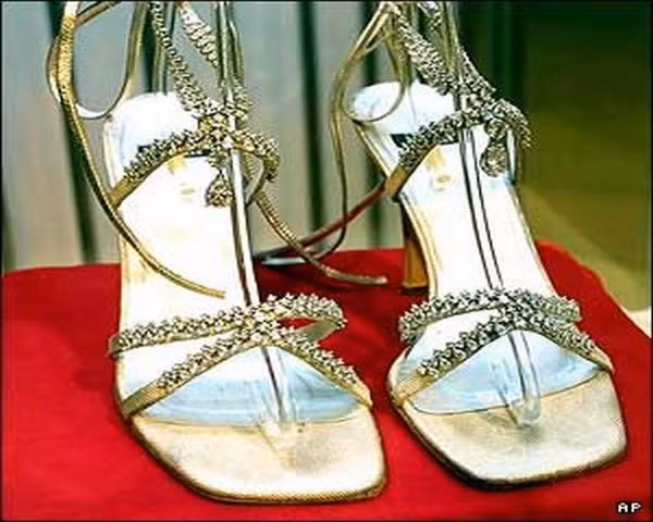 Platinum Guild Stuart Weitzman Giá: 1,09 triệu USD Lại thêm một đôi xăng đan cao gót của phù thủy Stuart Weitzman. Đôi giày được trang trí bằng dây đai bạch kim nguyên chất có gắn trên đó 464 viên kim cương Kwiat hình tròn và hình quả lê. Đôi giày tuyệt đẹp này đã được nữ diễn viên Laura Harring mang khi cô đến dự lễ trao giải Oscar năm 2002. Platinum Guild Stuart Weitzman Giá: 1,09 triệu USD Lại thêm một đôi xăng đan cao gót của phù thủy Stuart Weitzman. Đôi giày được trang trí bằng dây đai bạch kim nguyên chất có gắn trên đó 464 viên kim cương Kwiat hình tròn và hình quả lê. Đôi giày tuyệt đẹp này đã được nữ diễn viên Laura Harring mang khi cô đến dự lễ trao giải Oscar năm 2002.